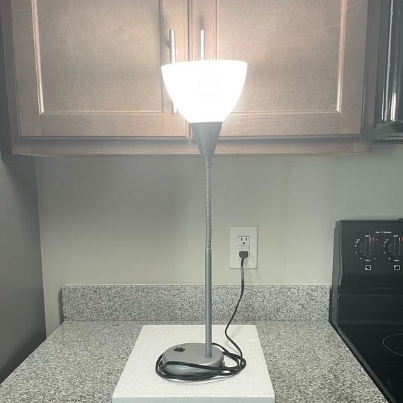 EUC Small Flexible Gooseneck Table Lamp for home or Office on/off switch on base - Picture 10 of 13